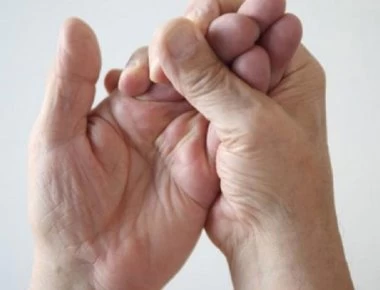 Αυτή είναι η αιτία που «σπας» συνεχώς τα δάχτυλα σου